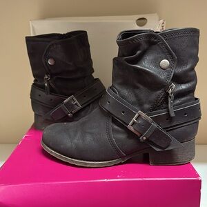 So caper biker style boot size 6